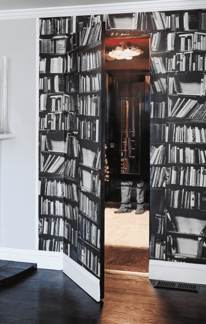 Дверь и часть стены декорирована книжным принтом