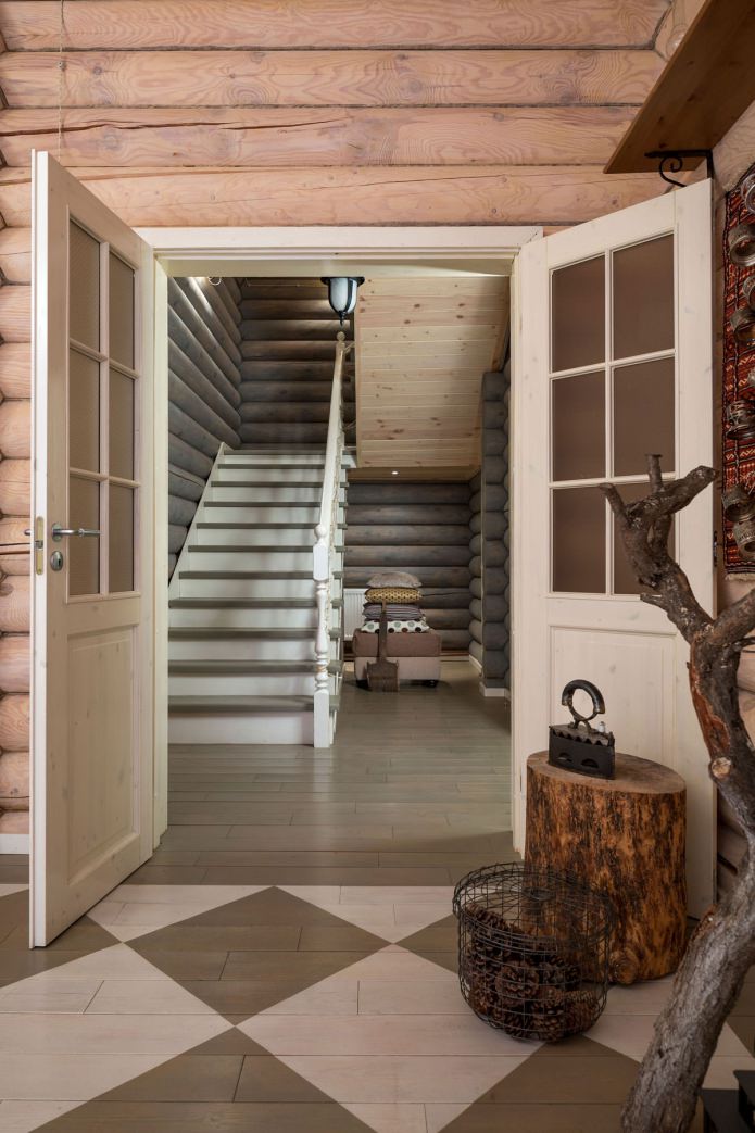 внутренняя отделка бревенчатого дома: лестница