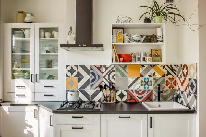 плитка patchwork на фартуке в кухне