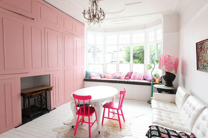 розовый цвет в интерьере гостиной
