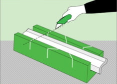 Как приклеить потолочный плинтус к натяжному потолку: обрезка с помощью стусла
