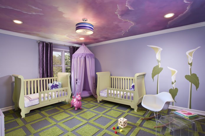 комната для новорожденных в фиолетовых тонах