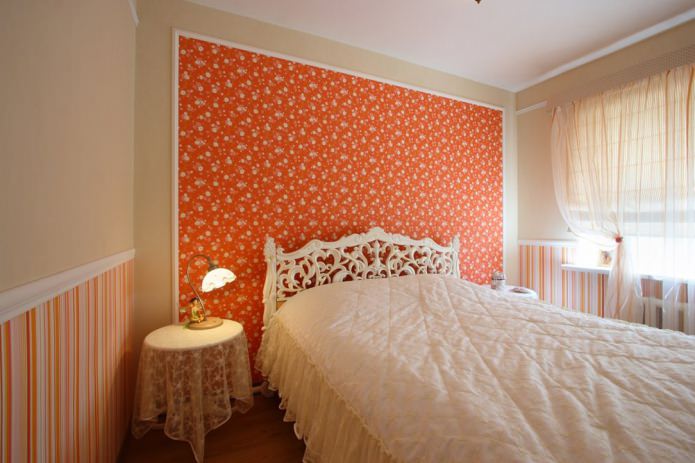 стена оклеена оранжевыми обоями