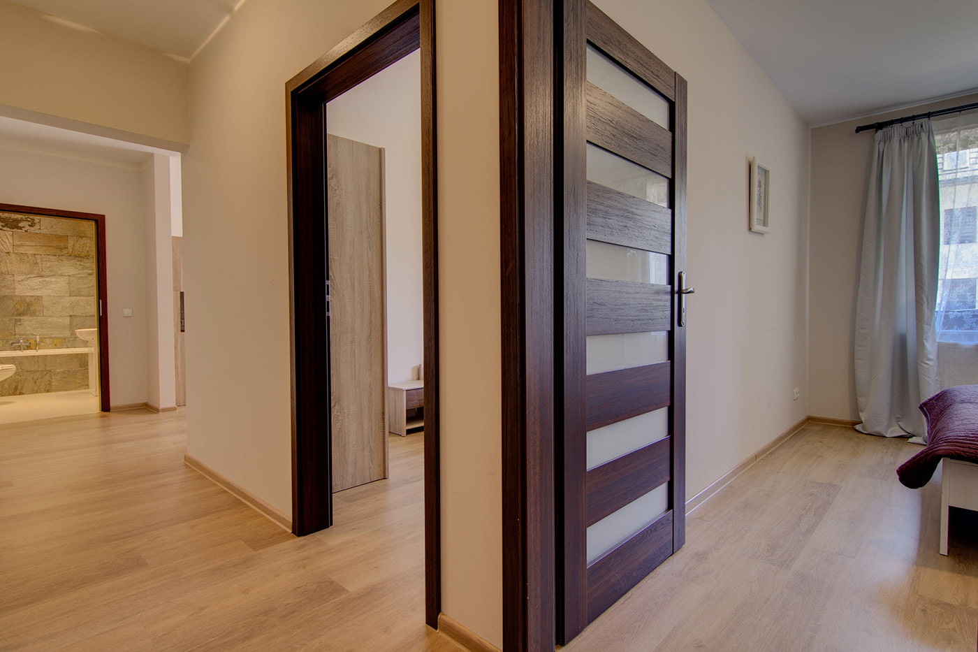 Межкомнатные двери в интерьере квартиры: материалы, цвет, фото