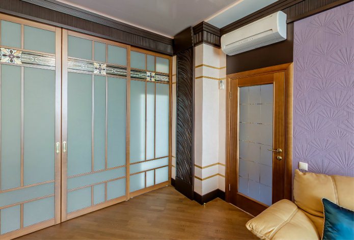 деревянная межкомнатная дверь с стеклянными вставками в интерьере