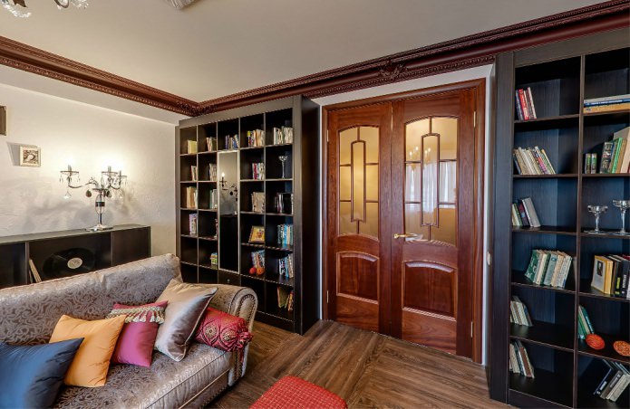 деревянная межкомнатная дверь с стеклянными вставками в интерьере гостиной
