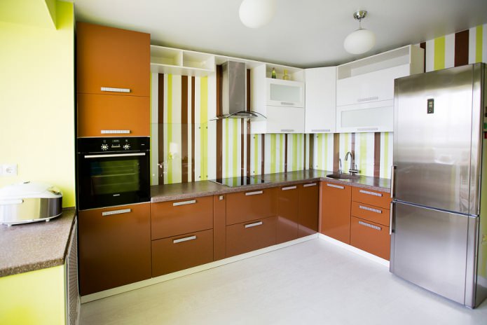 стильный и яркий интерьер кухни с зелеными обоями в полоску