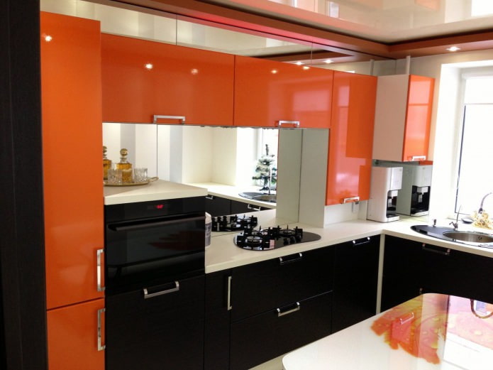 Черно-оранжевый кухонный гарнитур