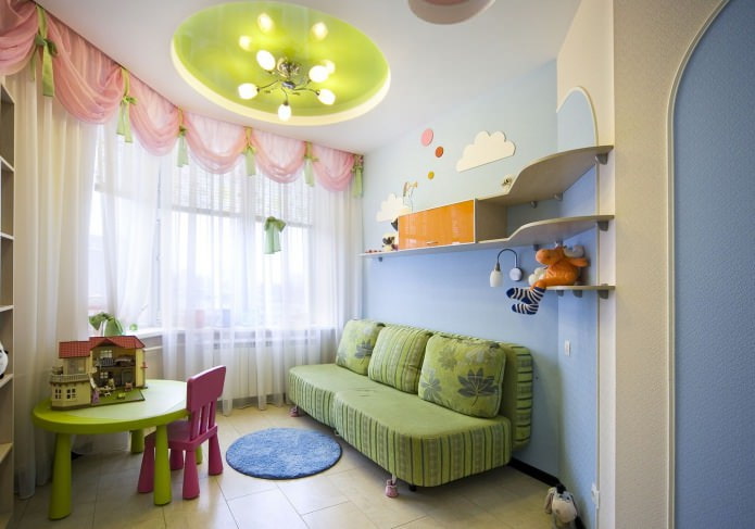 Натяжной потолок в детской для девочки
