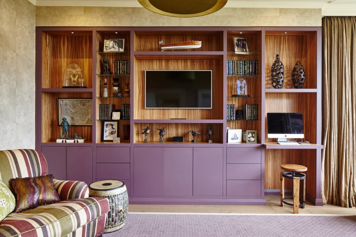 Фиолетовый и коричневый в интерьере гостиной