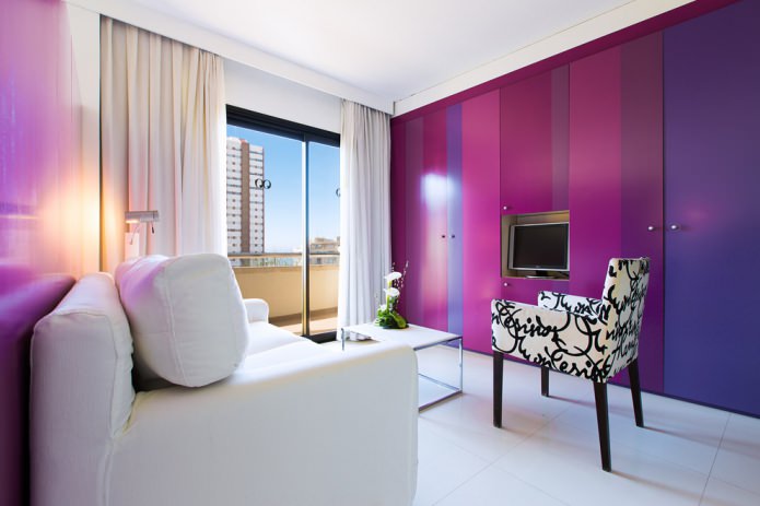 сочетание белого и фиолетового цвета в гостиной