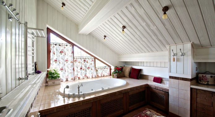 Односкатная мансардная крыша в ванной