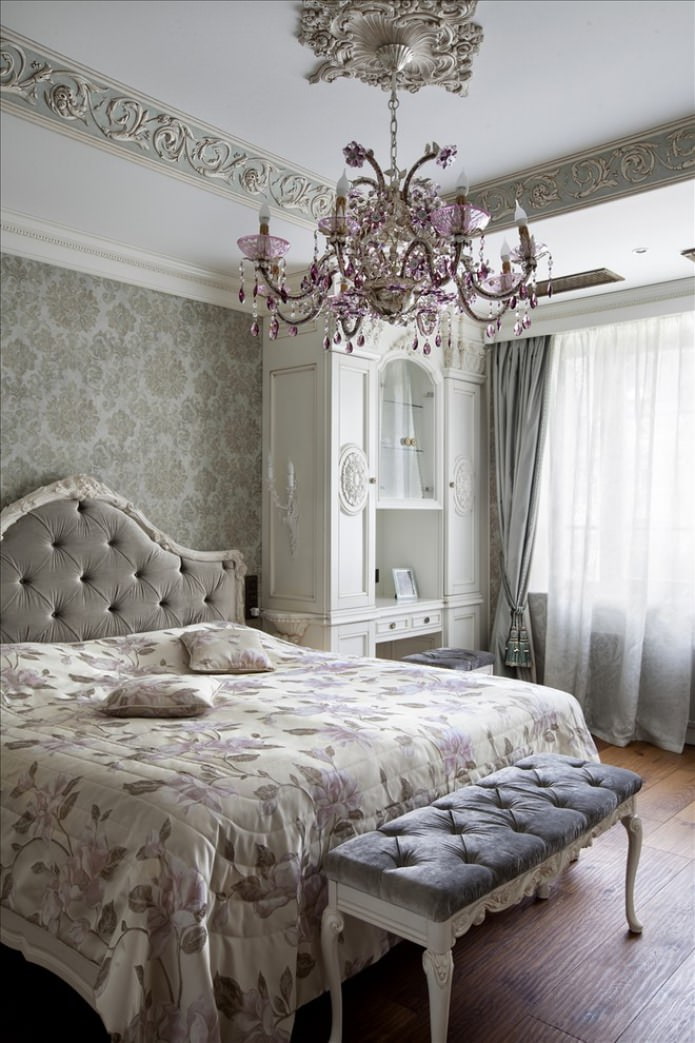 классическая хрустальная люстра в спальне