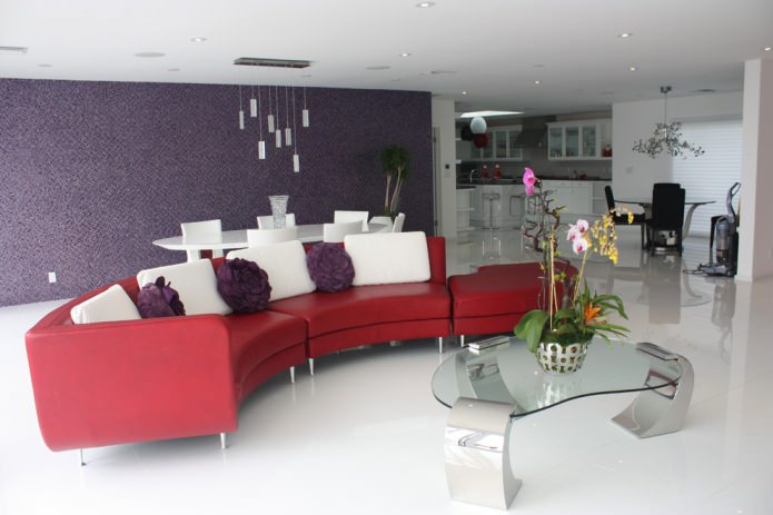 дизайн гостиной с красным диваном