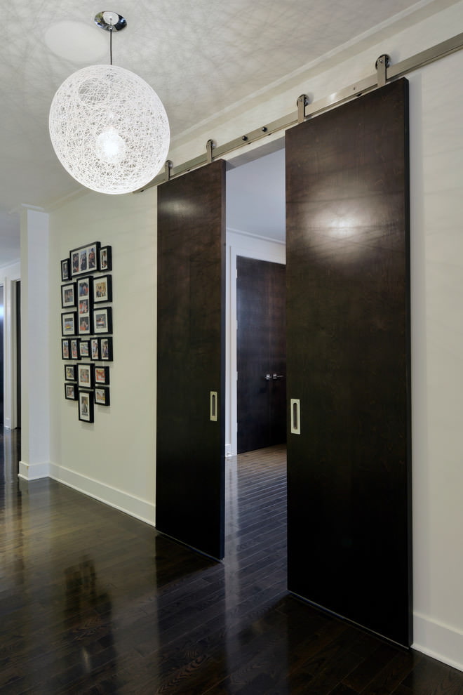 Светлые двери в интерьере квартиры: дизайн под пол, стены и плинтус, 50+ фото