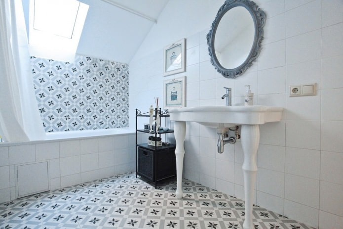 светло-серый интерьер ванной с плиткой с орнаментом
