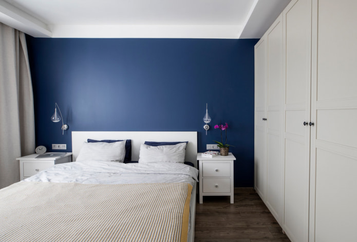 белая мебель и синие стены