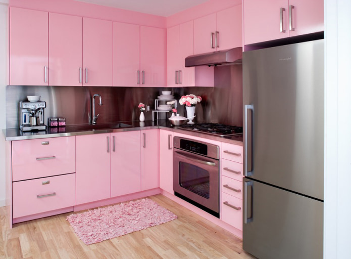 кухонный гарнитур и коврик в розовых тонах