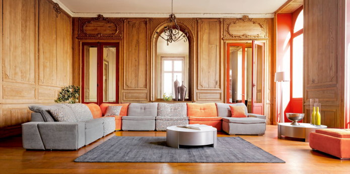 диван с оранжевыми подушками
