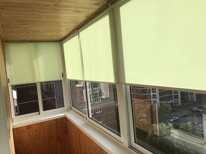 рулонные шторы на балконе с раздвижными окнами