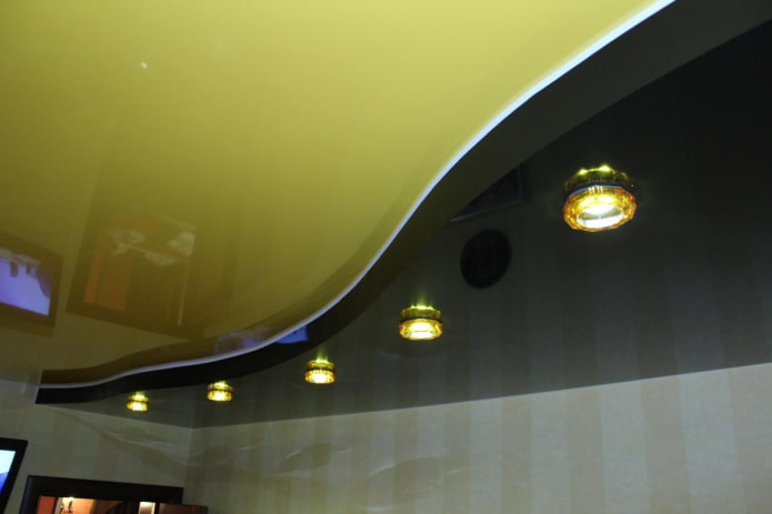 натяжная потолочная конструкция черно-желтого цвета