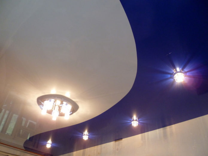 натяжная потолочная конструкция сине-белого цвета