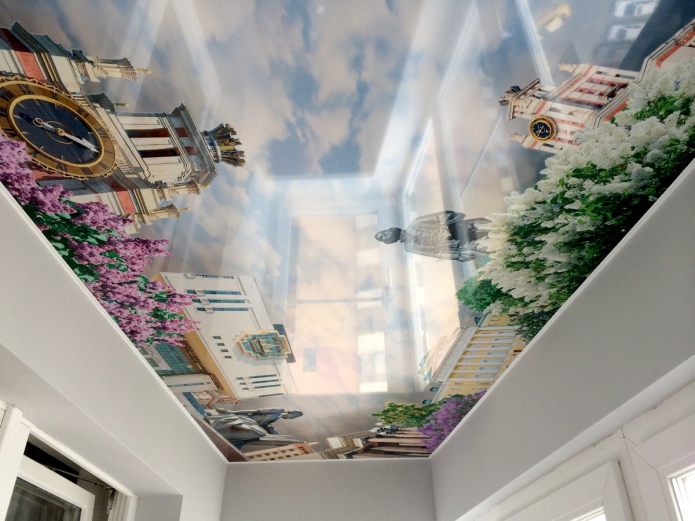 потолок визуально расширяющий небольшую комнату