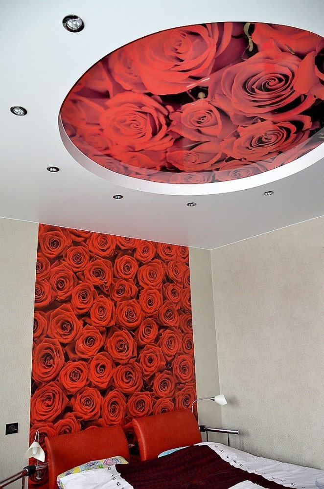 потолок с изображением роз в спальне