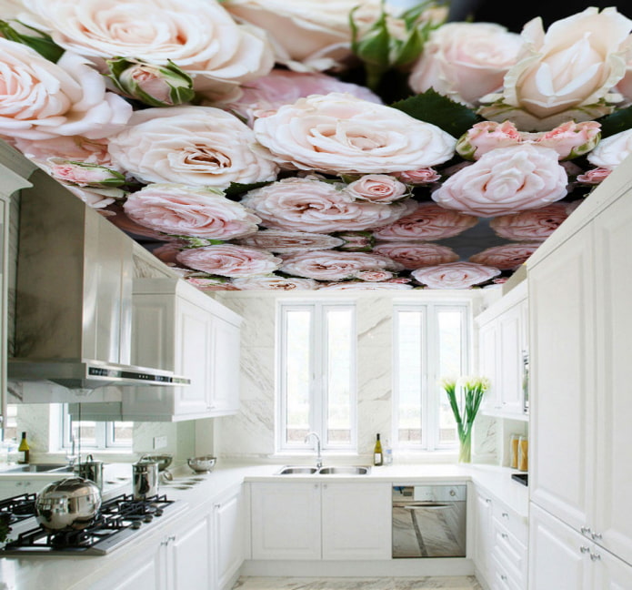 потолок с изображением цветов на кухне