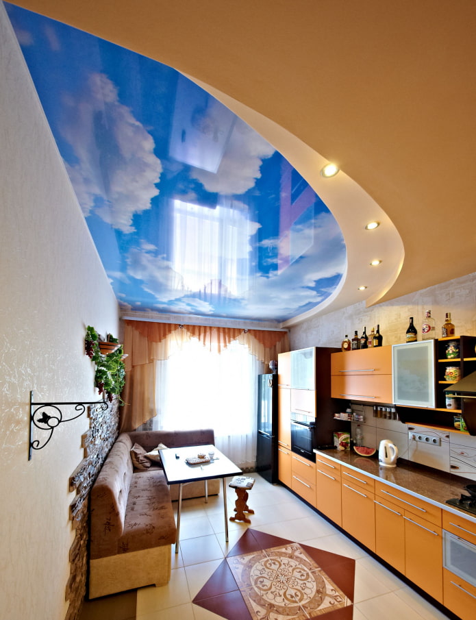 потолок с изображением неба на кухне