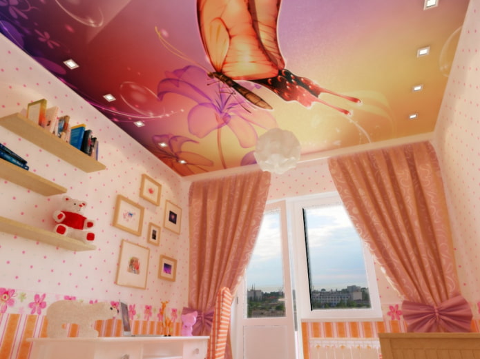 потолок с изображением бабочки в детской