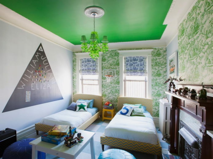 зеленое потолочное покрытие с люстрой