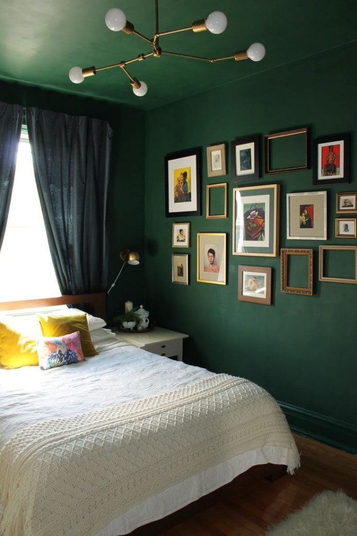 зеленая потолочная конструкция в спальне