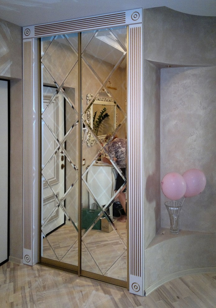 фацетное зеркало встроенное в шкаф в интерьере