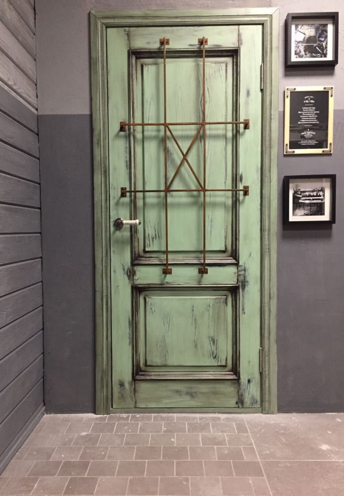зеленые двери в интерьере в стиле лофт