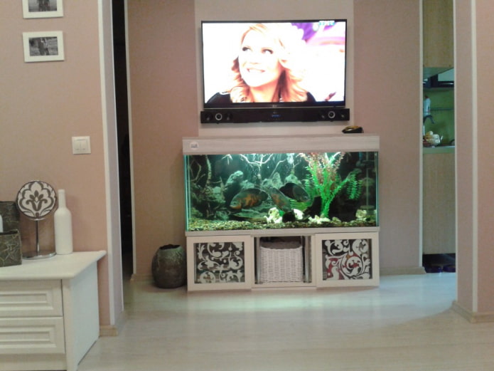 настенный телевизор с аквариумом в интерьере