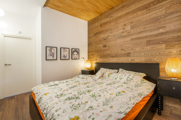 черная деревянная кровать в интерьере