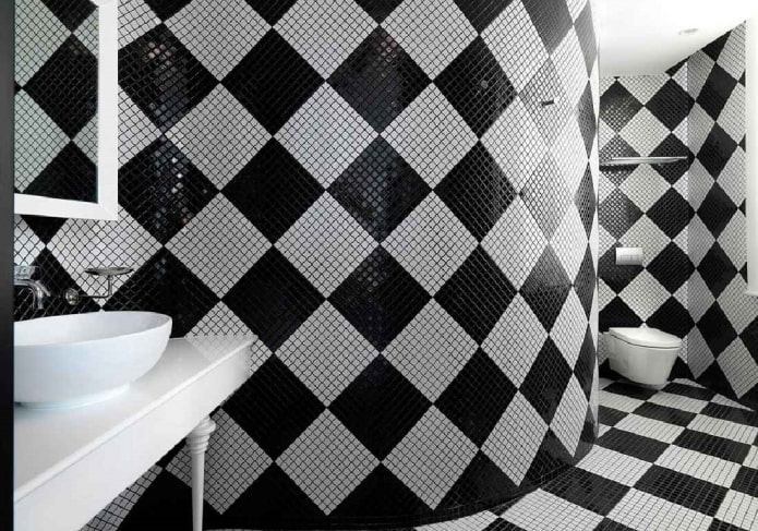 мозаика в шахматном порядке в интерьере ванной