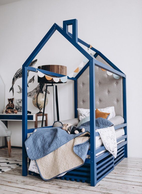 синяя кровать в виде домика в детской