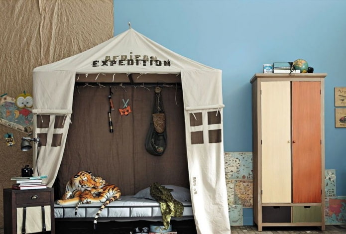кровать в виде палатки в детской для мальчика