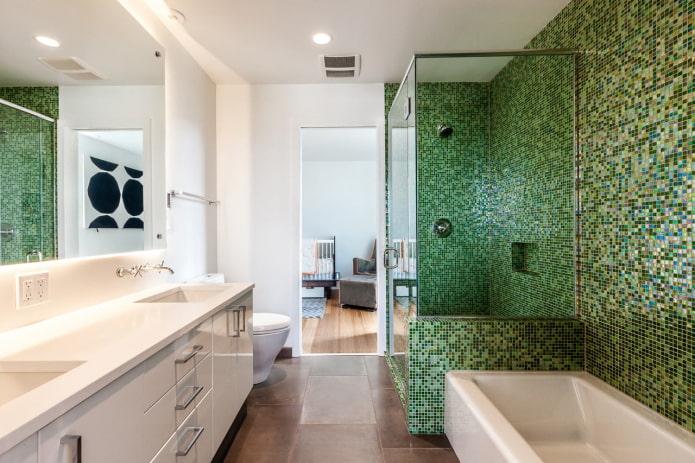 зеленая мозаичная плитка в ванной