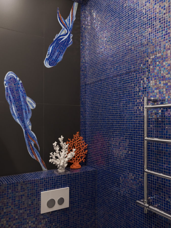 синяя мозаичная плитка в ванной