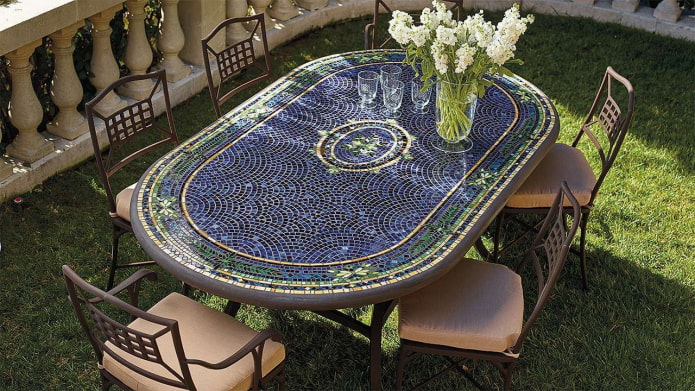 садовый стол с мозаикой в экстерьере