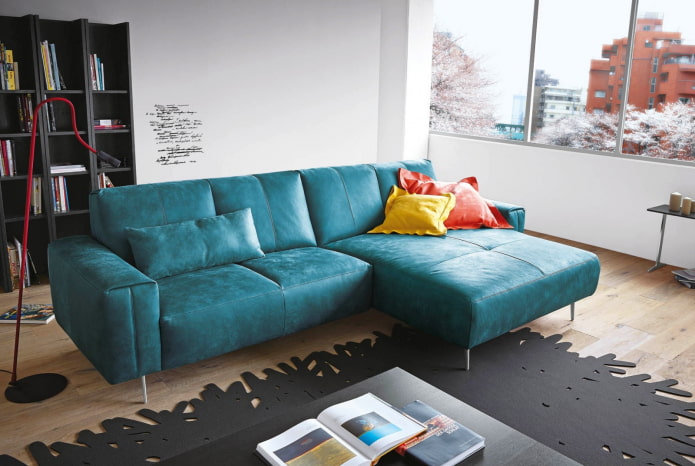 диван с кожаной обивкой бирюзового цвета в интерьере