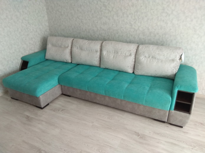 диван серо-бирюзового цвета в интерьере