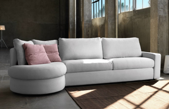 диванная модель с оттоманкой белого цвета в интерьере