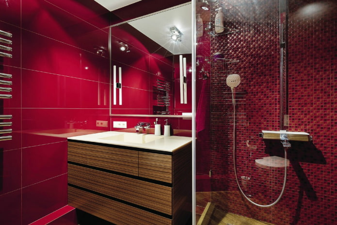 ванная комната в красных оттенках
