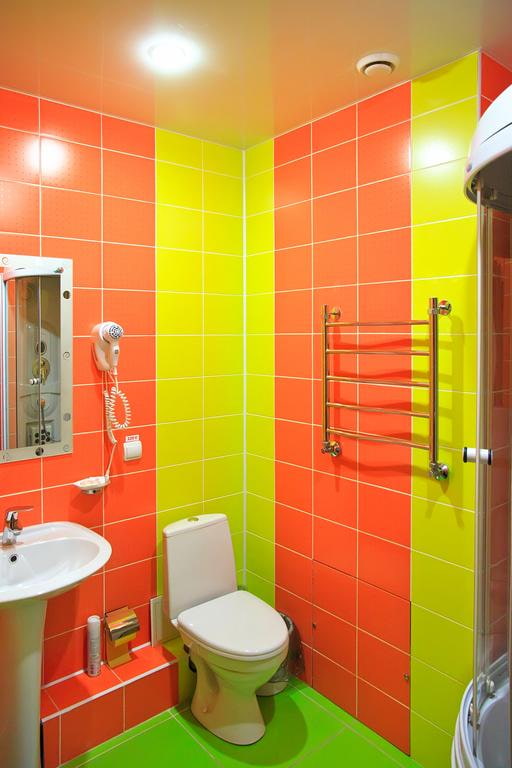 ванная комната в красно-зеленых оттенках