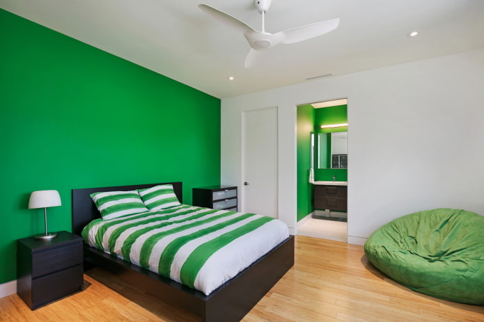 меблировка в интерьере спальни в зеленых тонах