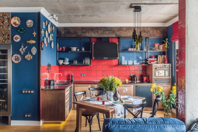 Красно-синяя L-образная кухня